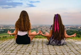 盘腿打坐闺蜜背影图片